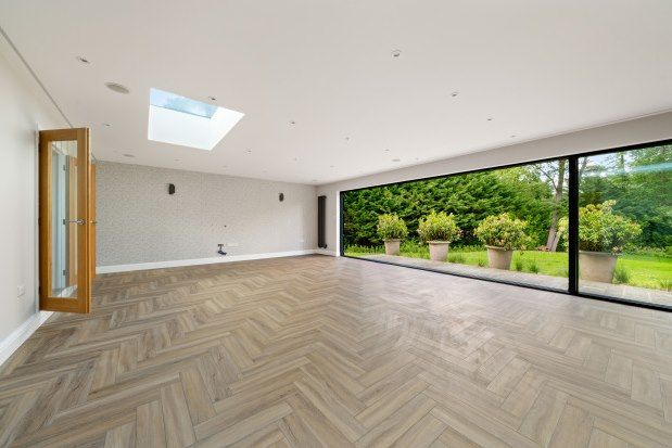 Thumbnail Bungalow to rent in Shepley End, Ascot