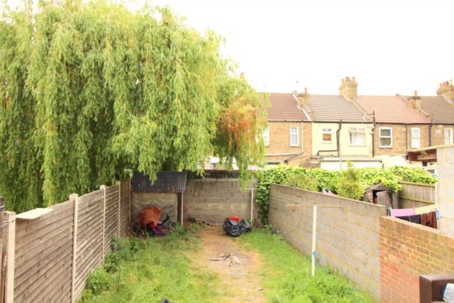 289, Dersingham Avenue, London photo 4