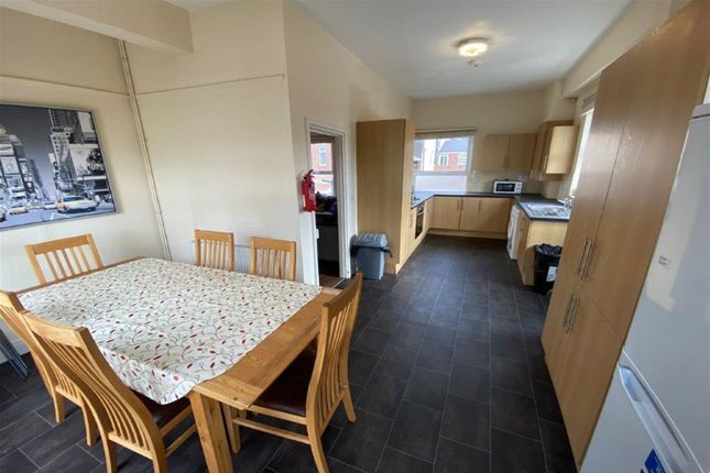 Flat to rent in Room In Shared Flat, High Rd, Beeston