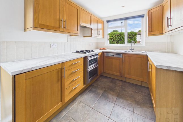 10 Primrose Close, Crawley photo 3