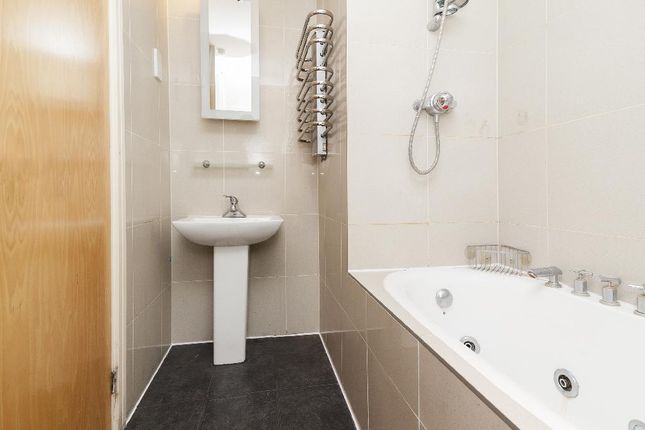 Flat to rent in Equity Square, Shoreditch, London