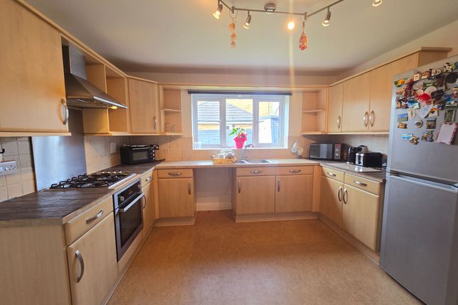 6 Burghley Walk, Shipley photo 4