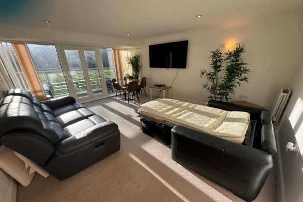 Room to rent in Creswell Drive, Beckenham