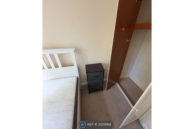 Flat, Abbey Court Hale Lane, Edgware photo 2