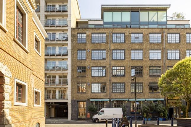 Thumbnail Flat for sale in New Globe Walk, London