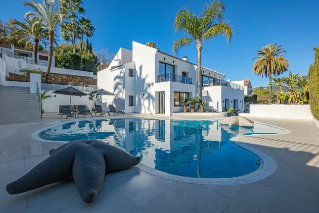 Thumbnail Villa for sale in Nueva Andalucia, Malaga, Spain Costa Del Sol