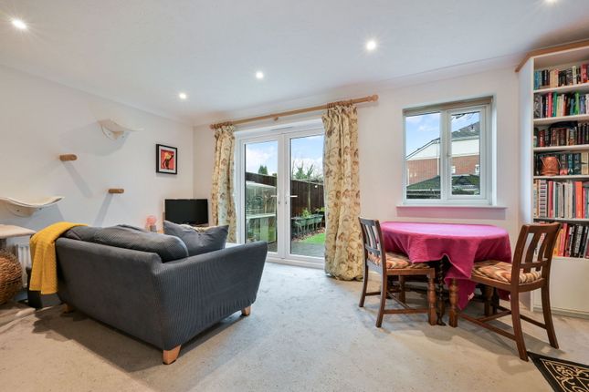 32, Crowhurst Mead, Godstone photo 3