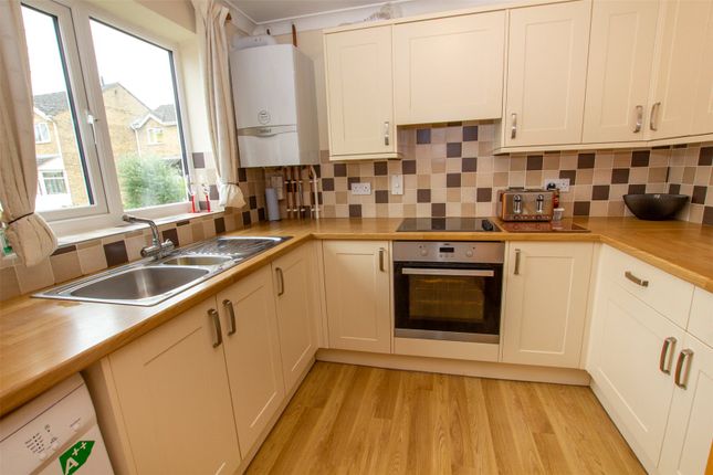 15, Hawthorn Grove, Carterton photo 2