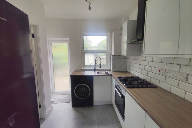45 Risley Avenue, LONDON photo 3