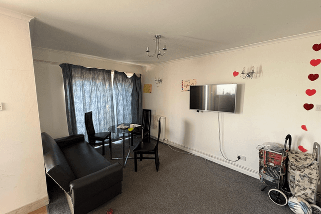 Semi-detached house to rent in Grosvenor Avenue, Hayes