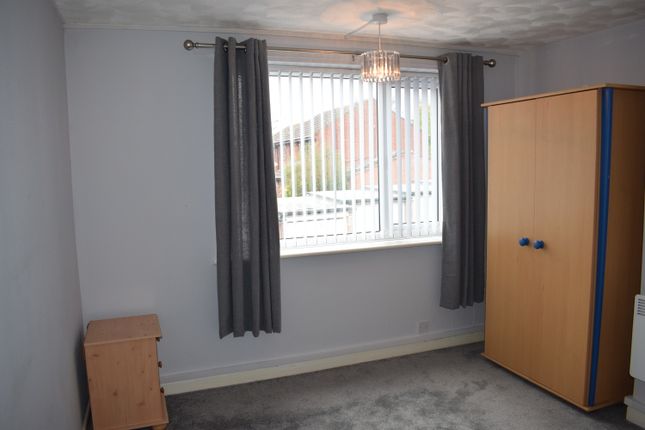 Flat to rent in Simon Close, Nuneaton