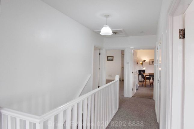 First Floor Flat, Hendon Way, London photo 5