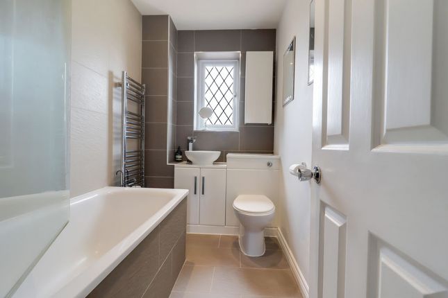 27, Windmill Field, Windlesham photo 3