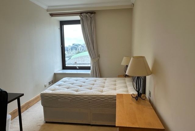Room to rent in Whitehouse Apartments, London