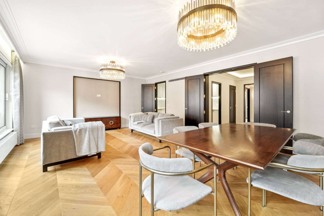Flat for sale in Princes Gate, London
