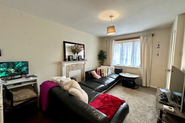 31, Shayler Grove, Wolverhampton photo 3
