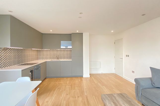 Flat to rent in Caversham Road, London