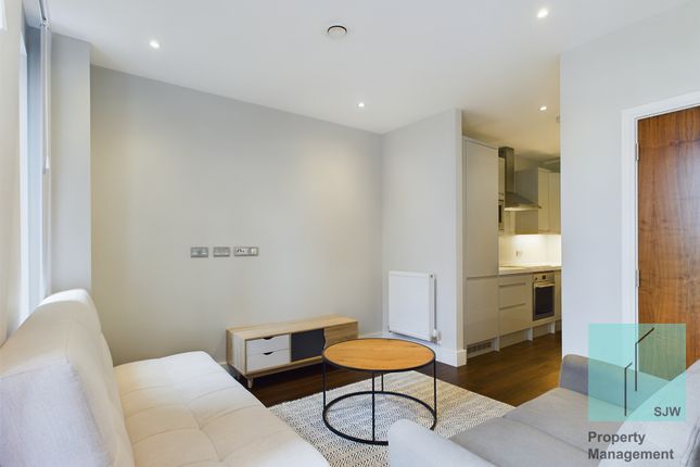 Flat to rent in Avalon Point, London, Essex