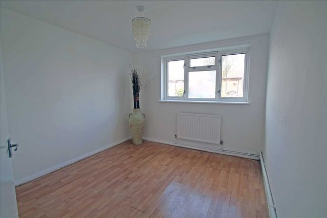 Flat to rent in Ellis Road, Old Coulsdon, Coulsdon
