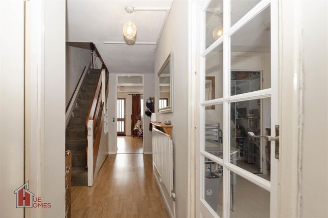 2, Byford Close, London photo 4