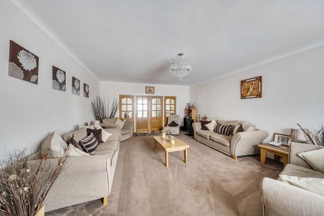 23, Whitegate Gardens, Harrow photo 2