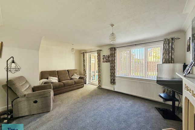 4, Cedar Close, Balby, Doncaster photo 4
