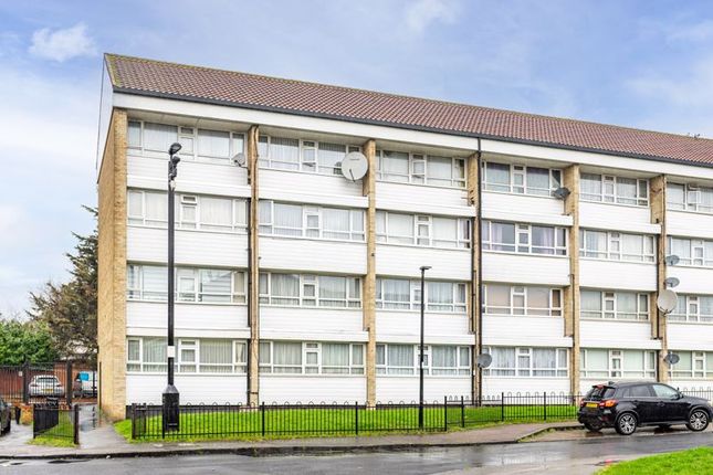 Thumbnail Flat for sale in Bouvier Road, Enfield