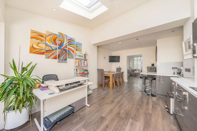 17, Lessingham Avenue, London photo 4
