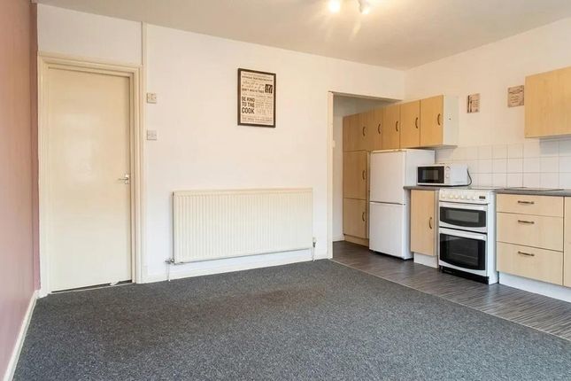18, Ashville Grove, Leeds photo 2
