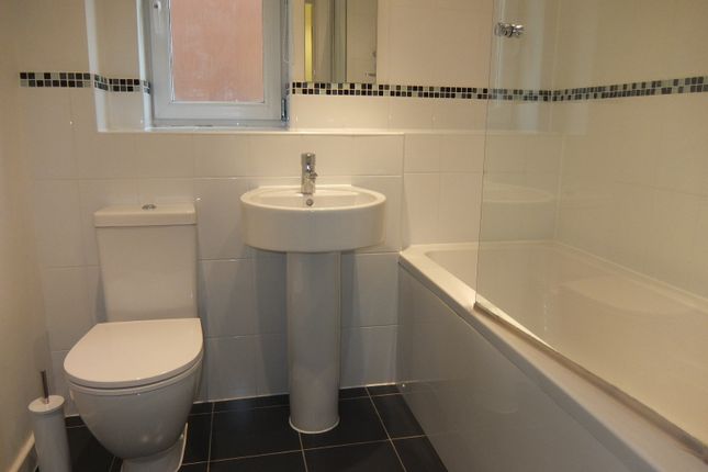 4, Flat 2, Drake Way, Reading photo 4