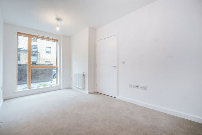 Flat for sale in Sumner Road, London