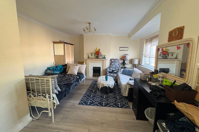 22 Rostrevor Gardens, Southall photo 3