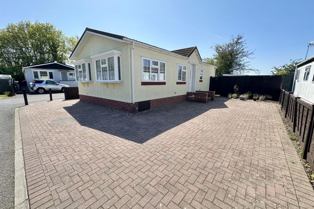 2-bed caravan on 42, Greenlawns, St Osyth Road East, Little Clacton, £130,000