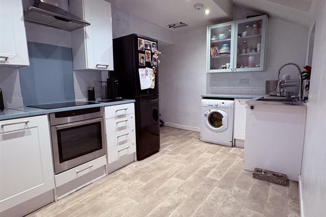 18, Clock View Street, Keighley photo 4