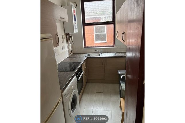 Flat, Moss Lane East, Manchester photo 4