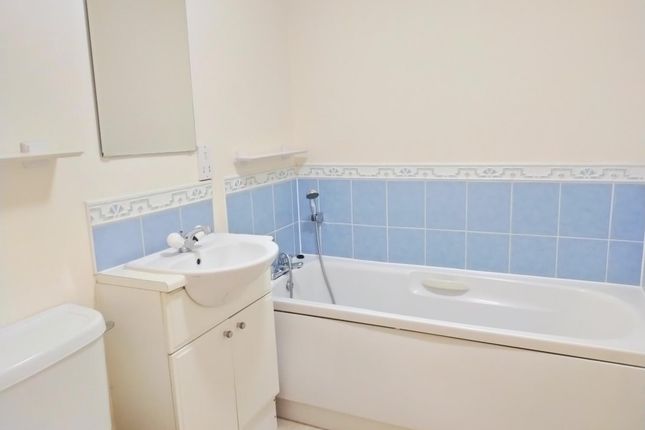 27 Talfourd Way, Royal Earlswood Park, Redhill photo 5