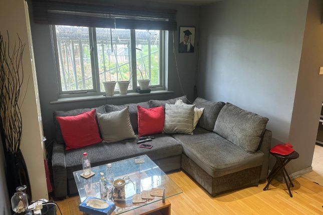 96, Cornmow Drive, London photo 2