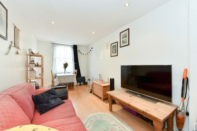 Flat to rent in North End Road, West Kensington