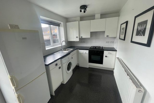 Town house to rent in Bellcross Way, Monk Bretton, Barnsley