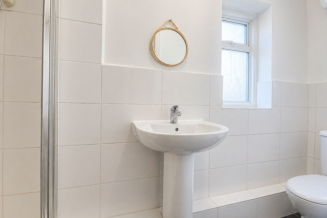 Flat A, 265, Wick Road, London photo 5