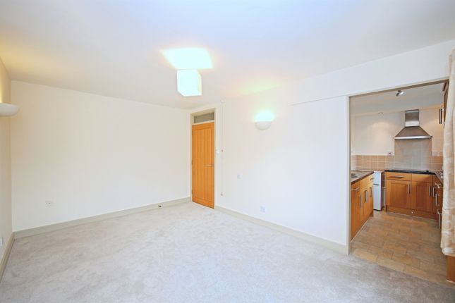 18, Tiddington Court, Knights Lane, Stratford-Upon-Avon photo 3