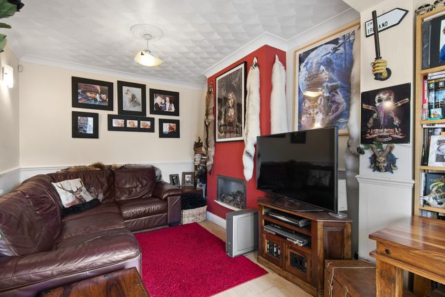22, Maypole Crescent, Ilford photo 2
