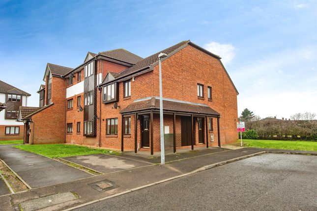 2-bed flat on 171, Brimfield Road, Purfleet-On-Thames, £200,000