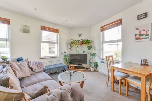2-bed flat on Garratt Lane, Tooting Broadway, £2,600/mo