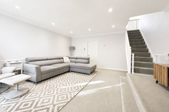 4, Cheviot Close, Surrey photo 2