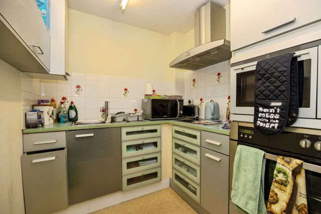 8, Allingham Court, Godalming photo 3