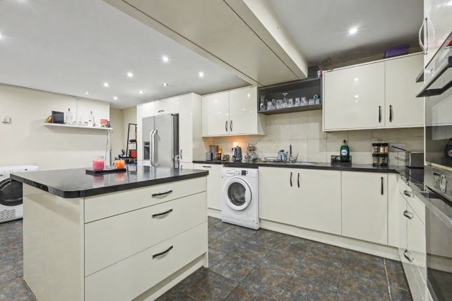 37, Cheshunts, Basildon photo 4