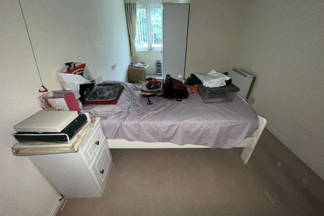 281 Flat 21, Mead Court, Station Road, Addlestone photo 4
