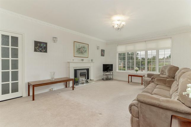 8, Sandmoor Green, Leeds photo 4