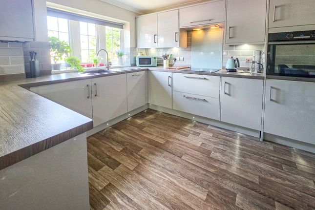 6, Barton Close, Saltash photo 2
